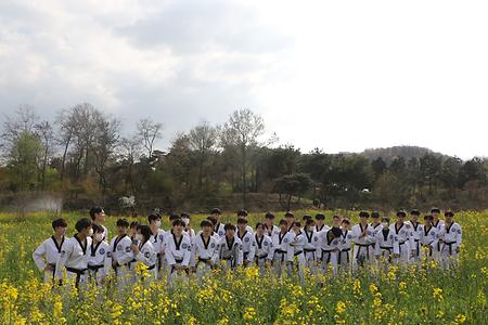 전주대 시범단, 학교 캠퍼스에서 학년별 단체사진 촬영